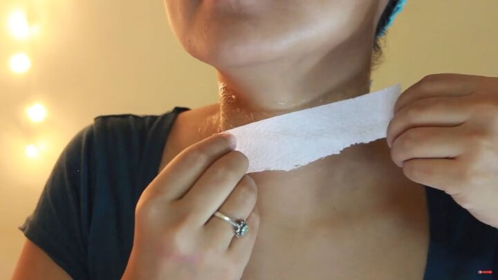 how to do scary slit throat makeup for halloween using kitchen items, Layering the neck with gelatine and tissue