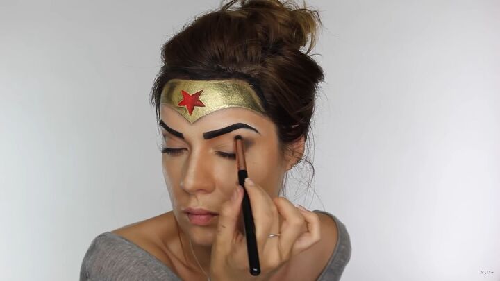 how to do effective comic book wonder woman makeup for halloween, Applying brown eye shadow