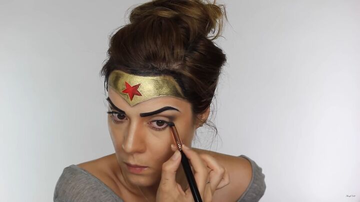 how to do effective comic book wonder woman makeup for halloween, Applying eyeshadow under the lower lashline