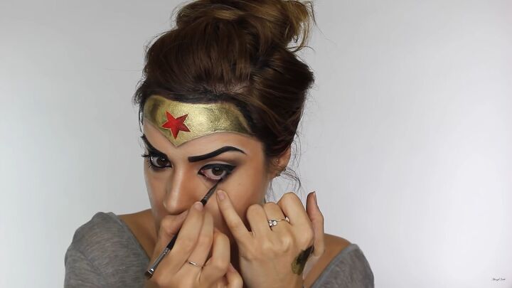 how to do effective comic book wonder woman makeup for halloween, Tightlining the eyes