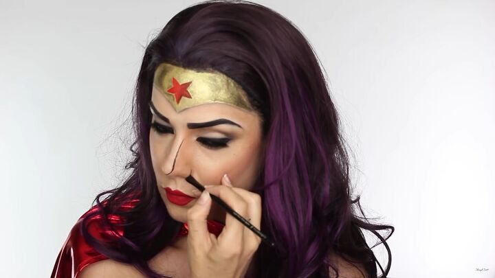 how to do effective comic book wonder woman makeup for halloween, Drawing lines for the comic art effect