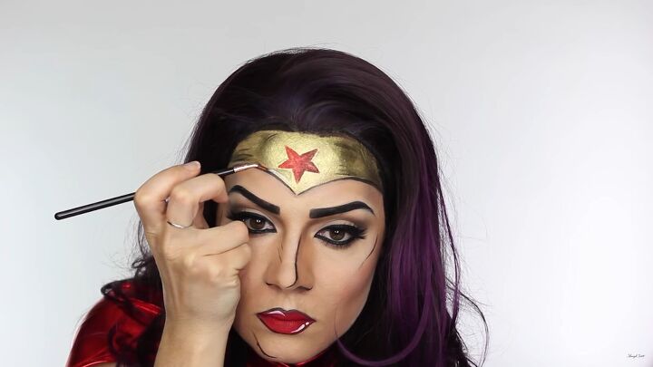how to do effective comic book wonder woman makeup for halloween, Applying white highlighter