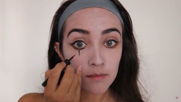 6 easy last minute halloween makeup ideas you can try at home, Applying eyeliner and drawing tear shapes