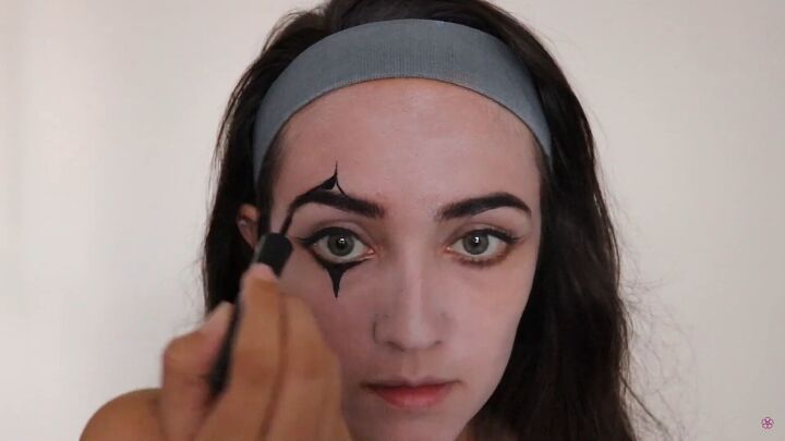 6 easy last minute halloween makeup ideas you can try at home, Drawing mime makeup with eyeliner