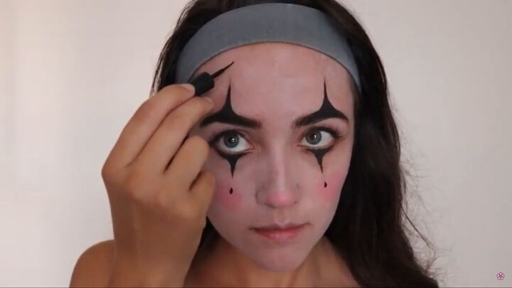 6 easy last minute halloween makeup ideas you can try at home, Adding dots to the mime makeup