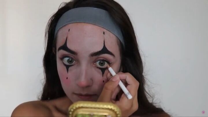 6 easy last minute halloween makeup ideas you can try at home, Lining the waterline with white pencil