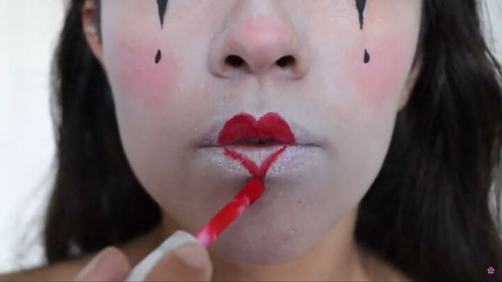6 easy last minute halloween makeup ideas you can try at home, Drawing a heart shape on the lips