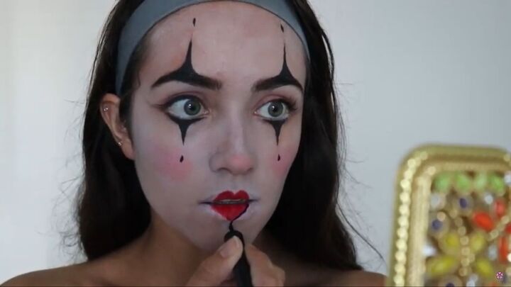 6 easy last minute halloween makeup ideas you can try at home, Lining the red heart with black