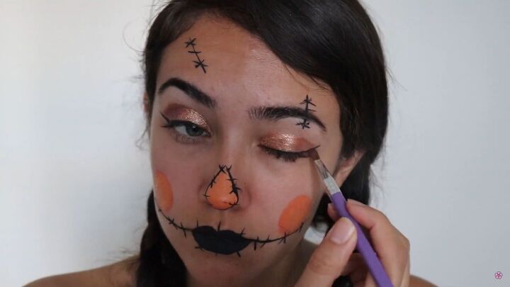 6 easy last minute halloween makeup ideas you can try at home, Applying gold and brown eyeshadow