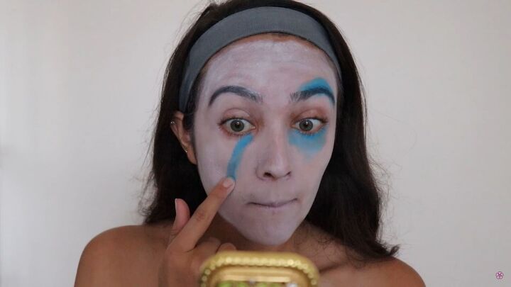 6 easy last minute halloween makeup ideas you can try at home, Applying blue face paint with fingers