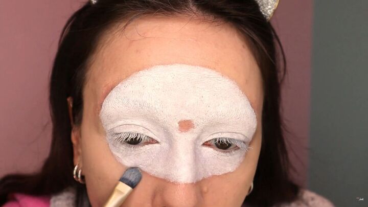 need a costume keep an eye on this leela of futurama makeup tutorial, Perfecting the edge of the eye