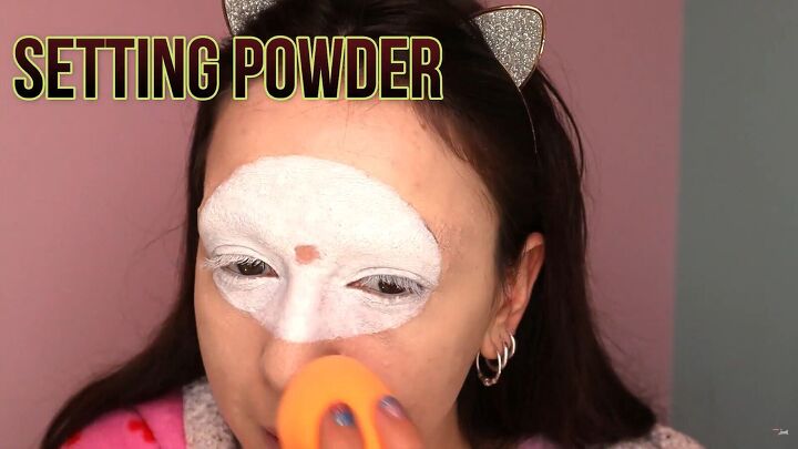 need a costume keep an eye on this leela of futurama makeup tutorial, Setting makeup with powder