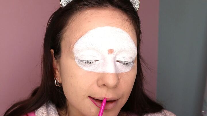 need a costume keep an eye on this leela of futurama makeup tutorial, Applying pink lip liner to lips