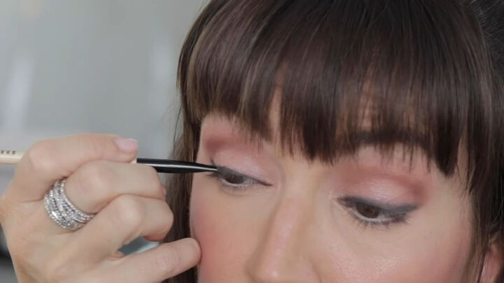 7 tips on how to do easy to apply eyeliner for beginners, Applying eyeshadow with an eyeliner brush