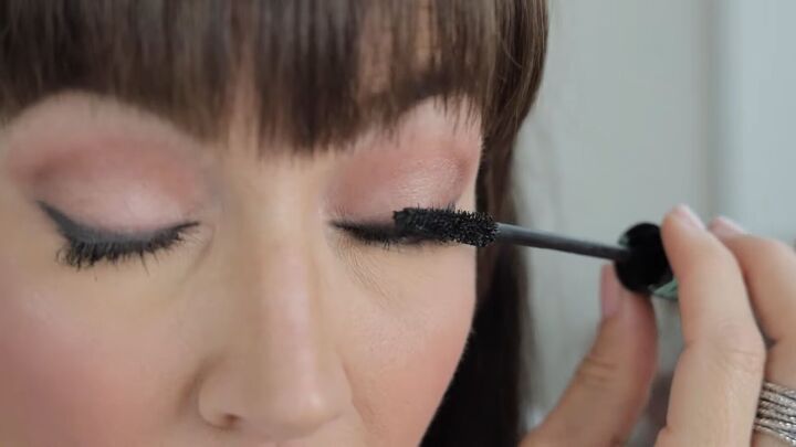 7 tips on how to do easy to apply eyeliner for beginners, Finishing the eye with a coat of mascara