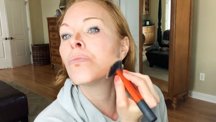 how to highlight contour pale skin products techniques more, Blending the contour with a brush