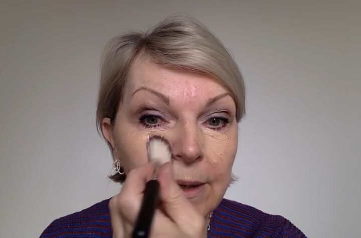 the best way to apply makeup on mature skin tips tricks over 50, Applying primer and foundation together