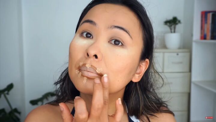 10 professional beauty makeup hacks you really need to know, Contouring and highlighting lips