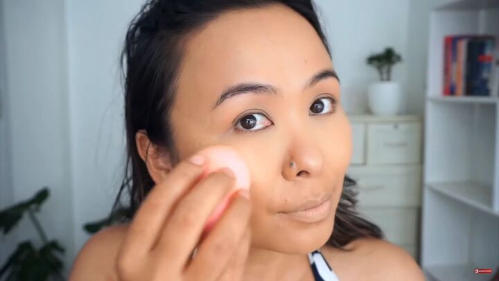 10 professional beauty makeup hacks you really need to know, Applying highlighter with a sponge