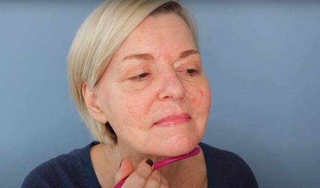 how to properly shave your face as a woman a step by step tutorial, Shaving the chin area