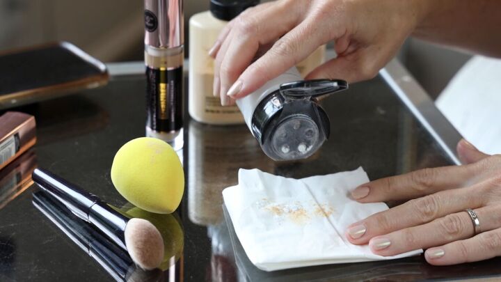 how to use banana setting powder like a professional makeup artist, Cutting banana powder with translucent powder