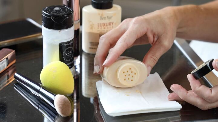 how to use banana setting powder like a professional makeup artist, How do you use banana setting powder