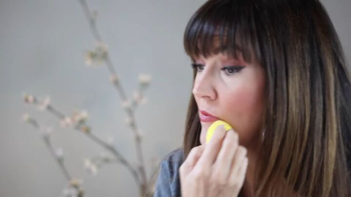how to use banana setting powder like a professional makeup artist, Banana powder uses on the face