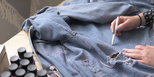 how to paint a denim jacket a super cute way to upcycle your wardrobe, Tracing the design ready to paint