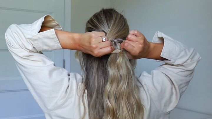 3 cute easy fall hairstyles you can do quickly in just a few minutes, Twisting fingers over the first ponytail