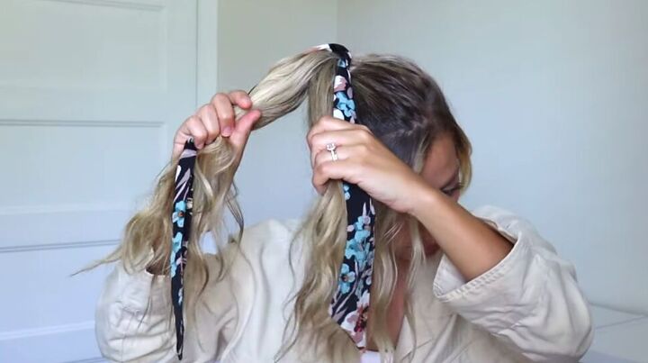 3 cute easy fall hairstyles you can do quickly in just a few minutes, Sectioning hair into two with the scarf