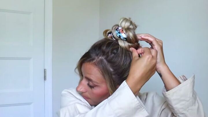 3 cute easy fall hairstyles you can do quickly in just a few minutes, Securing the bun with a bobby pin