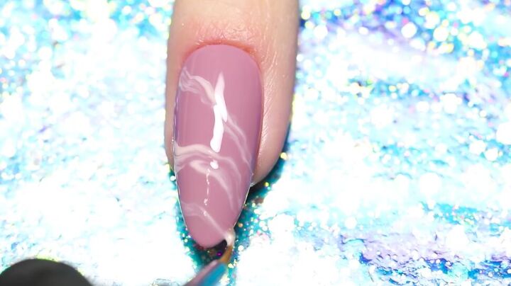 3 elegant marble nail ideas that are easy to create at home, Painting marbling lines on the nail