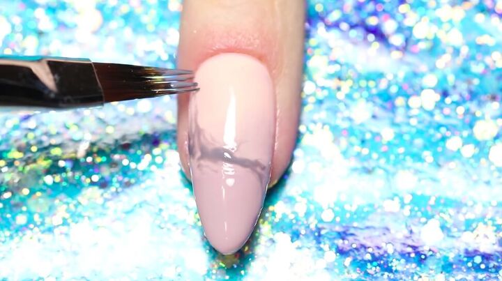 3 elegant marble nail ideas that are easy to create at home, Painting a line from one side to the other