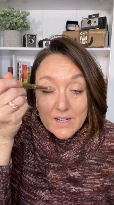 how to apply cream makeup to mature skin over 50 for beginners, Applying eyeshadow to lids