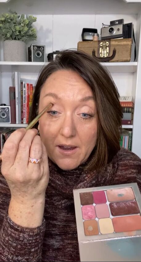 how to apply cream makeup to mature skin over 50 for beginners, Applying darker eyeshadow to the corners