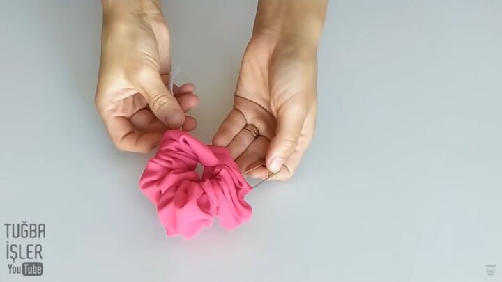 how to sew hair scrunchies quick easy scrap fabric project, Threading the elastic through the scrunchie