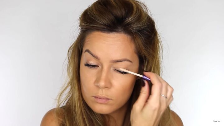 looking to wow this festive season try a sexy glitter eyeliner look, Applying primer to the eyes
