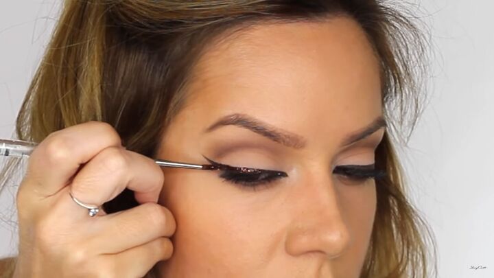 looking to wow this festive season try a sexy glitter eyeliner look, Eyeliner with glitter on top