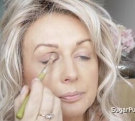 try this easy 5 minute one eyeshadow makeup look for hooded eyes, Applying eyeshadow above the eye
