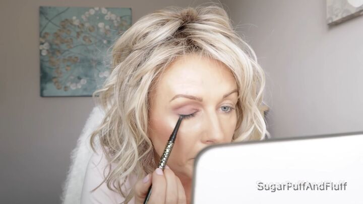 try this easy 5 minute one eyeshadow makeup look for hooded eyes, Applying eyeliner to the lash line