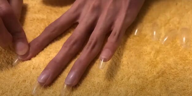 5 super cute christmas acrylic nail ideas to rock this holiday season, Applying acrylic nails with nail glue