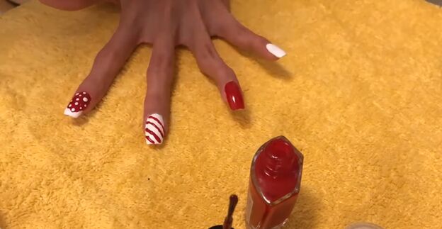5 super cute christmas acrylic nail ideas to rock this holiday season, Christmas candy cane acrylic nails