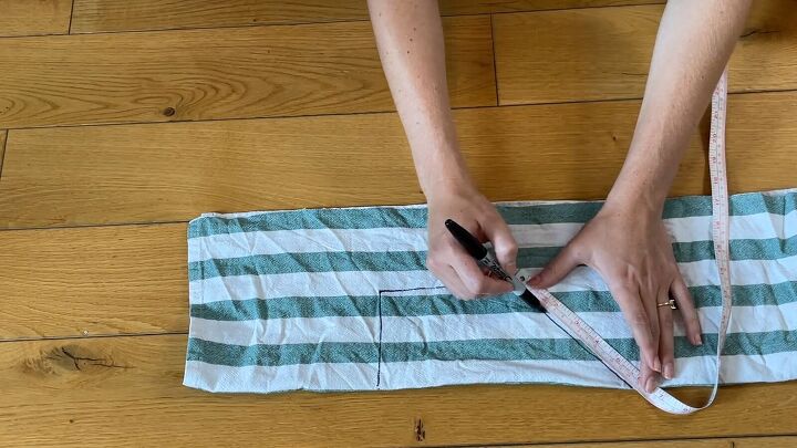 how to make an apron with pockets out of old tea towels, Measuring pockets for the apron