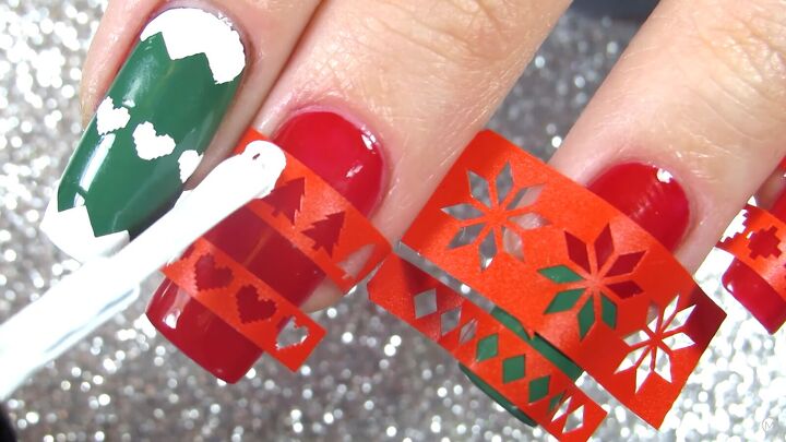 these festive green red christmas sweater nails are so easy to do, Green and red Christmas sweater nails