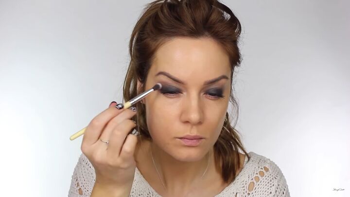 need some new year sparkle try this glitter glam makeup look, Adding other eyeshadow colors