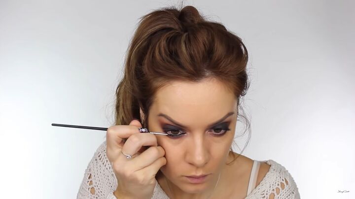 need some new year sparkle try this glitter glam makeup look, Applying gel eyeliner