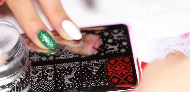 how to easily do festive white red green christmas nail designs, How to use Christmas nail plates