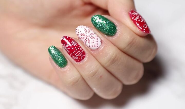 how to easily do festive white red green christmas nail designs, White red and green Christmas nails