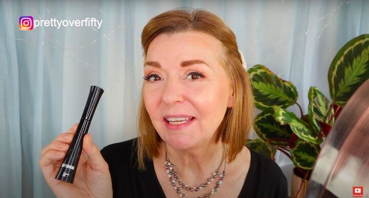 how to do a festive glam holiday makeup look over 50, Applying mascara to the lashes