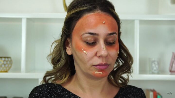 need some festive glamour try this sexy christmas makeup look, Orange color corrector on the face